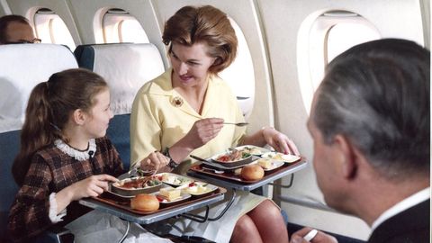 Enjoy your Meal: In dieser Flugzeug von British European Airways wurden die Tischchen vor dem Servieren in die Armlehnen gesteckt.