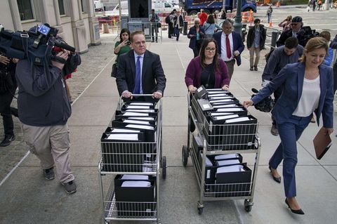 Ganze Wagen voller Akten werden zu Beginn des Prozesses zum Gericht gerollt: In New York hat der Prozess gegen Sektenführer Keith Raniere begonnen.