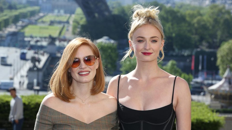 Sophie Turner und Schauspielkollegin Jessica Chastain Sophie Turner und Schauspielkollegin Jessica Chastain
