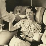 Bild 1 von 13 der Fotostrecke zum Klicken:  Wie wäre es mit einem Gläschen? Diese Aufnahme entstand in einem Flugboot der Imperial Airways in den 1930er Jahren. Die Vorläufergesellschaft von British Airways wurde 1924 gegründet.