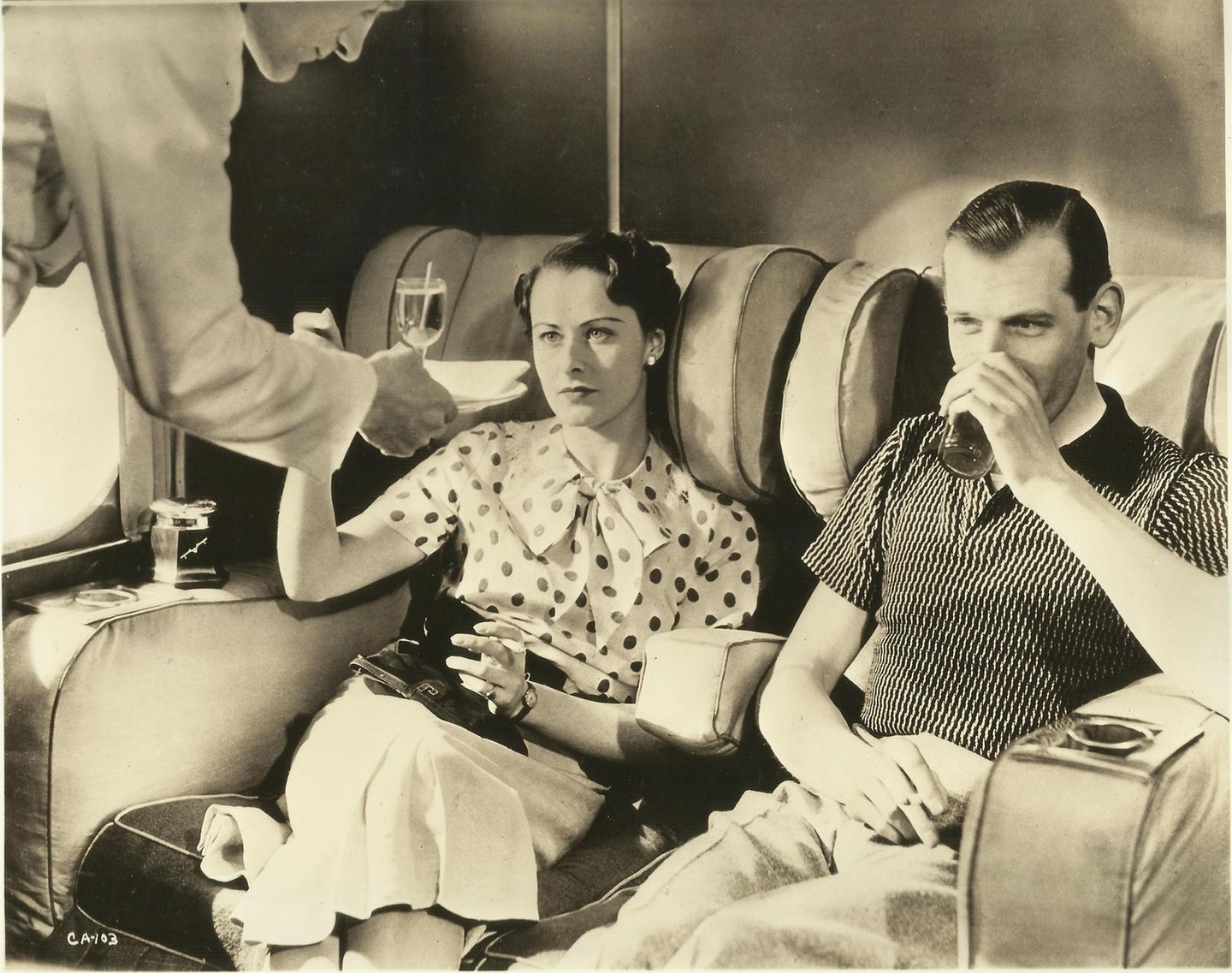 Bild 1 von 13 der Fotostrecke zum Klicken:  Wie wäre es mit einem Gläschen? Diese Aufnahme entstand in einem Flugboot der Imperial Airways in den 1930er Jahren. Die Vorläufergesellschaft von British Airways wurde 1924 gegründet.
