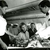 First Class Cabin Service in den späten 1960er Jahren: An Bord des vierstrahligen Langstreckenflugzeugs vom Typ Vickers VC-10 der British Overseas Airways Corporation (BOAC) wird vom Rollwagen serviert.