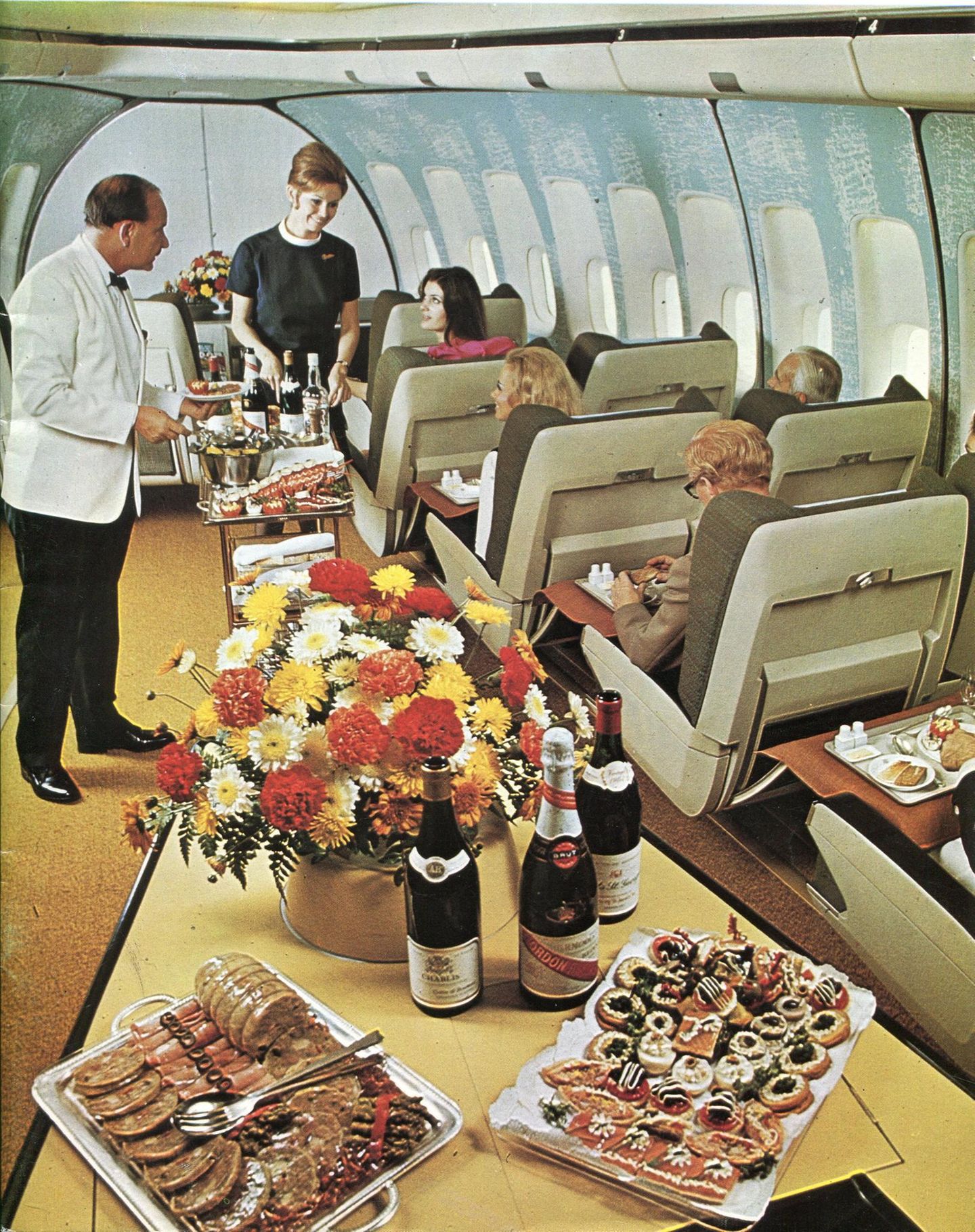 Viel Platz zum Servieren des mehrgängigen Menüs in der First Class der Boeing 747: Das Foto von 1971 entstand in einem BOAC-Jumbojet, in dem die Reiseklasse hinter dem Bug auf dem Hauptdeck untergebracht war.