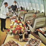 Viel Platz zum Servieren des mehrgängigen Menüs in der First Class der Boeing 747: Das Foto von 1971 entstand in einem BOAC-Jumbojet, in dem die Reiseklasse hinter dem Bug auf dem Hauptdeck untergebracht war.