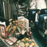 Ein Blick zurück vom Bug der Boeing 747 zur Treppe in der First Class, die zum Upper Deck führt. Auf dem Podest sind Früchte, Alkoholika und Zigaretten drapiert. Rauchen an Bord war Mitte der 1970er Jahre noch erlaubt, als dieses Foto entstand.