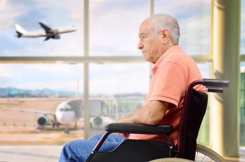 Ein Rollstuhlfahrer durfte mit seinem Rollstuhl nicht ins Flugzeug (Symbolfoto)