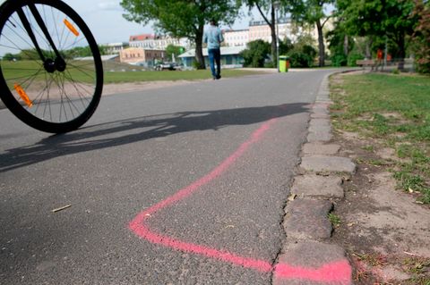 An einem Eingang zum Görlitzer Park in Berlin ist eine rosa Markierung auf dem Boden zu sehen. Dort sollen Drogendealer künftig stehen