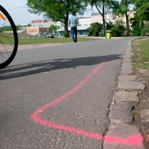 An einem Eingang zum Görlitzer Park in Berlin ist eine rosa Markierung auf dem Boden zu sehen. Dort sollen Drogendealer künftig stehen