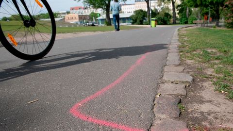 An einem Eingang zum Görlitzer Park in Berlin ist eine rosa Markierung auf dem Boden zu sehen. Dort sollen Drogendealer künftig stehen