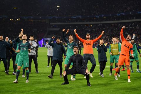 Amsterdam, Niederlande. Im Moment ereignen sich im Fußball ziemlich viele Wunder. Nach dem Wunder von Anfield in Liverpool am Dienstagabend geschah am Mittwochabend in Amsterdam ein weiteres Wunder. Tottenham Hotspur hatte das Hinspiel gegen Ajax Amsterdam mit 0:1 verloren und lag im Rückspiel zur Halbzeit mit 0:2 zurück - und drehte das Spiel in einem furiosen Finale in einen 3:2-Sieg inklusive einem Tor in buchstäblich allerletzter Sekunde. Danach gab es kein Halten mehr für die Spieler und Trainer Mauricio Pochettino, der hier ganz tief in die Hocke geht, als würde er einen Haka-Tanz aufführen.