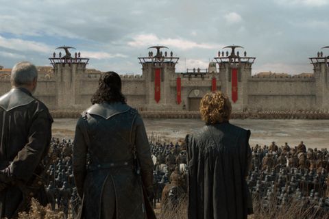 Jon Schnee, Tyrion und Davos sind gemeinsam mit den Unbefleckten vor Königsmund angekommen. Es wird sich zeigen, wie gut sich die dezimierten und erschöpften Truppen aus dem Norden gegen die Goldene Kompanie schlagen wird, sollte es zum Gefecht kommen.