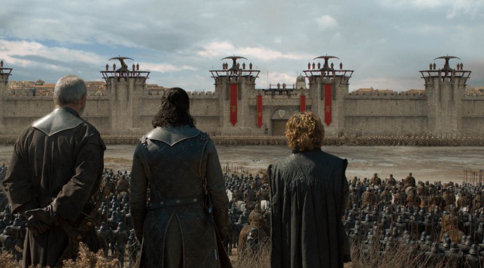 Episoden-Kritik: Jon Schnee, Tyrion und Davos stehen mit den Unbefleckten vor Königsmund. Der Anfang vom Ende der Hauptstadt Jon Schnee, Tyrion und Davos sind gemeinsam mit den Unbefleckten vor Königsmund angekommen. Es wird sich zeigen, wie gut sich die dezimierten und erschöpften Truppen aus dem Norden gegen die Goldene Kompanie schlagen wird, sollte es zum Gefecht kommen.