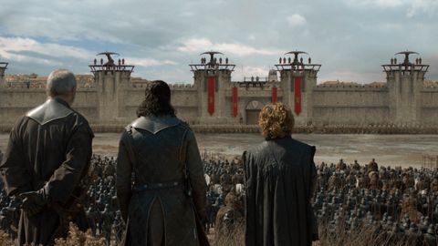 Jon Schnee, Tyrion und Davos sind gemeinsam mit den Unbefleckten vor Königsmund angekommen. Es wird sich zeigen, wie gut sich die dezimierten und erschöpften Truppen aus dem Norden gegen die Goldene Kompanie schlagen wird, sollte es zum Gefecht kommen.