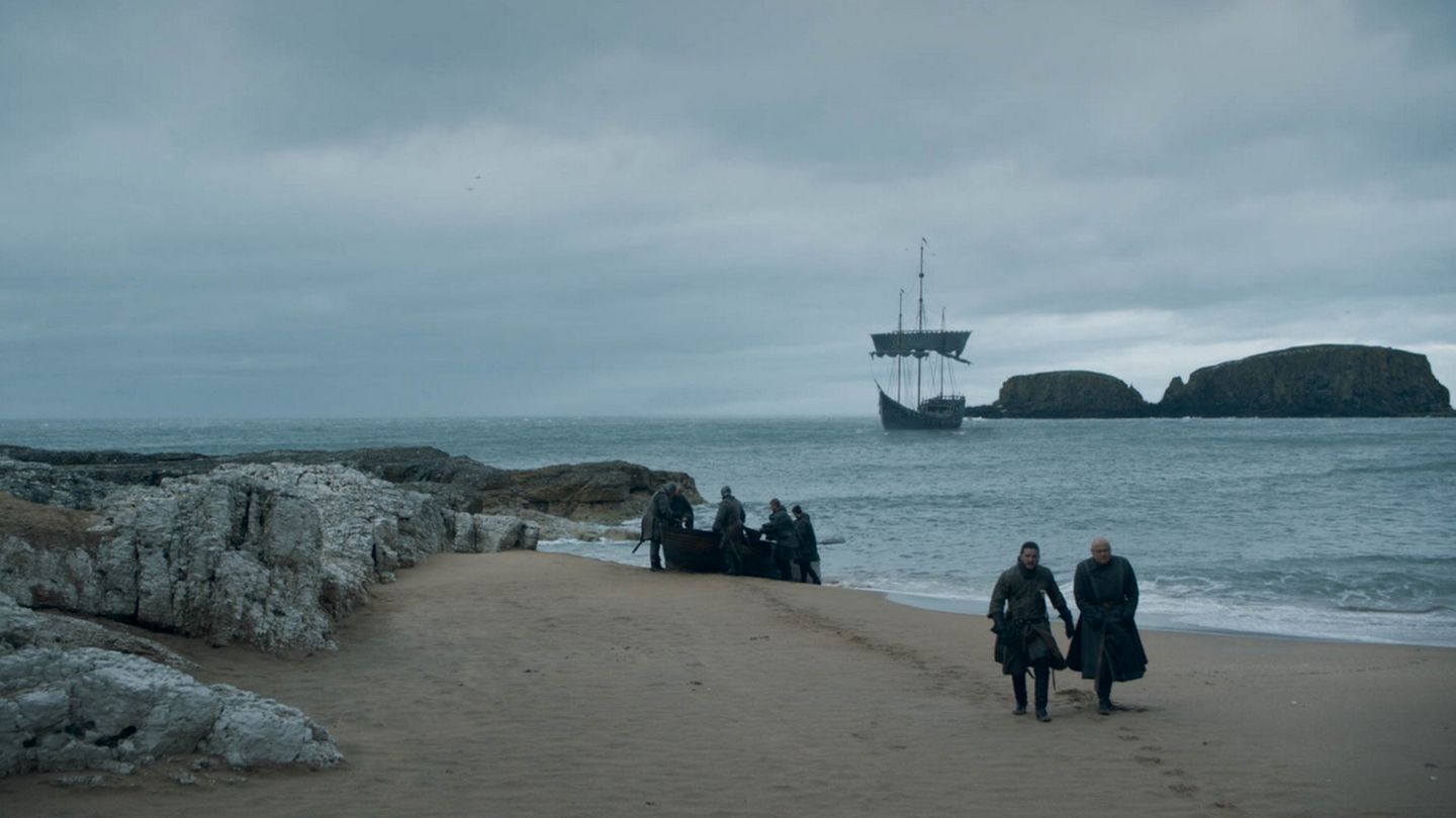 Jon gemeinsam mit Varys am Strand. Was die beiden hier wohl vorhaben? Und wird Varys Verrat an Drachenkönigin Daenerys begehen?