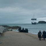 Jon gemeinsam mit Varys am Strand. Was die beiden hier wohl vorhaben? Und wird Varys Verrat an Drachenkönigin Daenerys begehen?