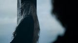 Im Vordergrund erkennt man unscharf die Silhouette von Tyrion, im Hintergrund lehnt Daenerys. Die Szene spielt in Drachenstein - und die blonde Drachenkönigin wirkt alles andere als zufrieden. Kurz vor dem Finale scheint ihr die Situation vollends zu entgleiten.