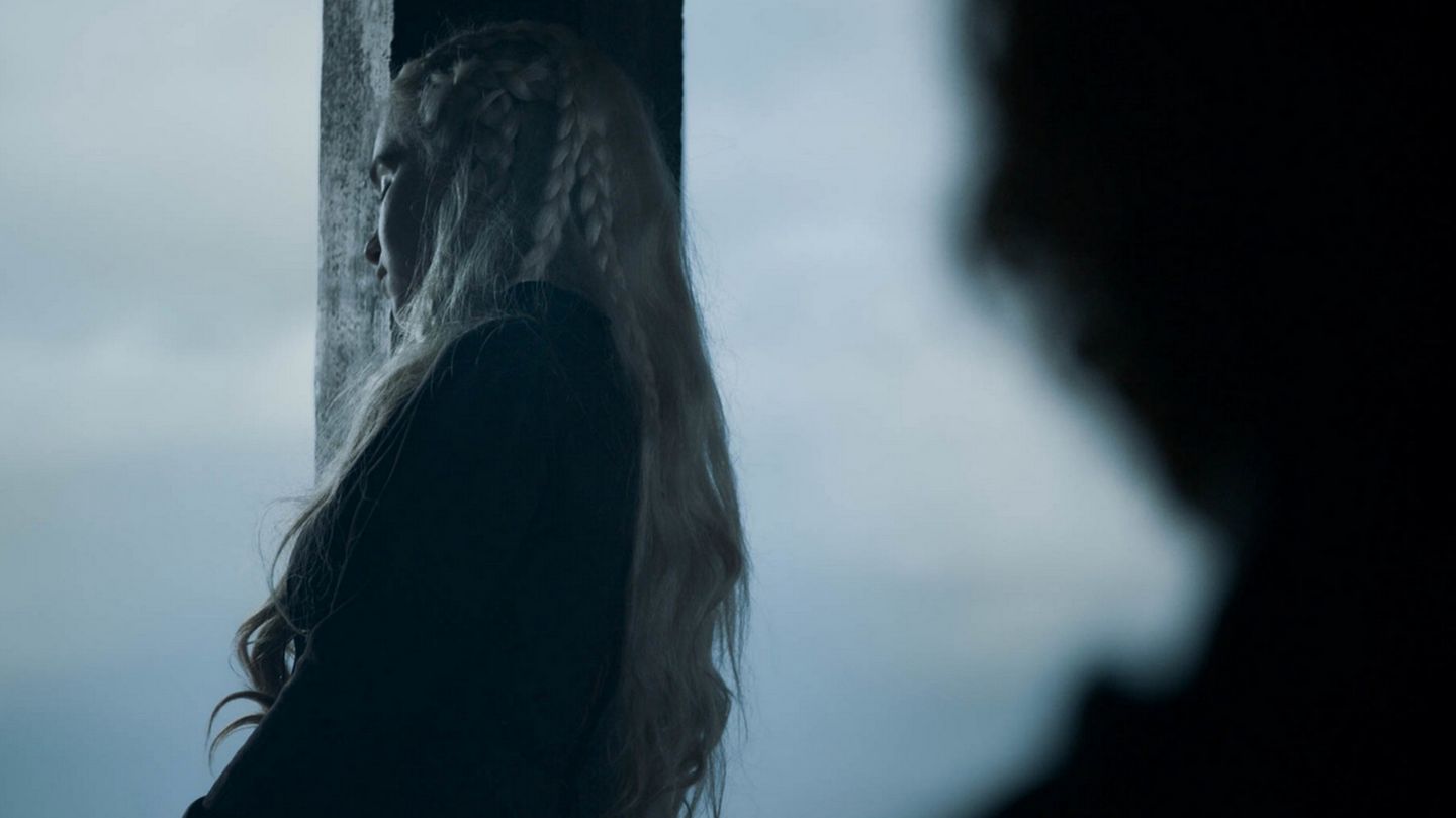 Im Vordergrund erkennt man unscharf die Silhouette von Tyrion, im Hintergrund lehnt Daenerys. Die Szene spielt in Drachenstein - und die blonde Drachenkönigin wirkt alles andere als zufrieden. Kurz vor dem Finale scheint ihr die Situation vollends zu entgleiten.