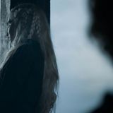 Im Vordergrund erkennt man unscharf die Silhouette von Tyrion, im Hintergrund lehnt Daenerys. Die Szene spielt in Drachenstein - und die blonde Drachenkönigin wirkt alles andere als zufrieden. Kurz vor dem Finale scheint ihr die Situation vollends zu entgleiten.