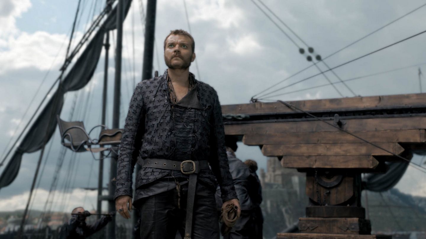Krieg steht bevor: Euron Graufreud hat nicht viele Sympathien auf seiner Seite, macht für Cersei aber einen exzellenten Job. Erst brachte er ihr die Goldene Kompanie, zuletzt schoss er einen fliegenden Drachen ab. In einem kurzen Videoschnipsel der kommenden Episode können wir bereits sehen: Es dürfte nicht sein letztes Aufeinandertreffen mit einem Drachen gewesen sein. Ob er die große Schlacht um Königsmund überstehen wird? Wir sind uns nicht so sicher. Euron Graufreud hat nicht viele Sympathien auf seiner Seite, macht für Cersei aber einen exzellenten Job. Erst brachte er ihr die Goldene Kompanie, zuletzt schoss er einen fliegenden Drachen ab. In einem kurzen Videoschnipsel der kommenden Episode können wir bereits sehen: Es dürfte nicht sein letztes Aufeinandertreffen mit einem Drachen gewesen sein. Ob er die große Schlacht um Königsmund überstehen wird? Wir sind uns nicht so sicher.