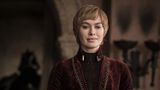 Noch sitzt sie auf dem Eisernen Thron, hier blickt sie zufrieden in die Kamera: Cersei, im Hintergrund ihr treuer Zombie-Leibwächter Gregor Clegane. Nach siebeneinhalb Staffeln wissen wir: Die Königin darf nicht unterschätzt werden, bislang hatte sie immer ein Ass im Ärmel. Und sie ist bereit, über Leichen zu gehen, damit sie bekommt, was sie möchte.