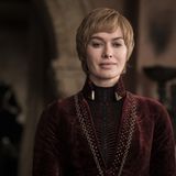 Noch sitzt sie auf dem Eisernen Thron, hier blickt sie zufrieden in die Kamera: Cersei, im Hintergrund ihr treuer Zombie-Leibwächter Gregor Clegane. Nach siebeneinhalb Staffeln wissen wir: Die Königin darf nicht unterschätzt werden, bislang hatte sie immer ein Ass im Ärmel. Und sie ist bereit, über Leichen zu gehen, damit sie bekommt, was sie möchte.