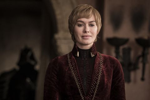 Noch sitzt sie auf dem Eisernen Thron, hier blickt sie zufrieden in die Kamera: Cersei, im Hintergrund ihr treuer Zombie-Leibwächter Gregor Clegane. Nach siebeneinhalb Staffeln wissen wir: Die Königin darf nicht unterschätzt werden, bislang hatte sie immer ein Ass im Ärmel. Und sie ist bereit, über Leichen zu gehen, damit sie bekommt, was sie möchte.