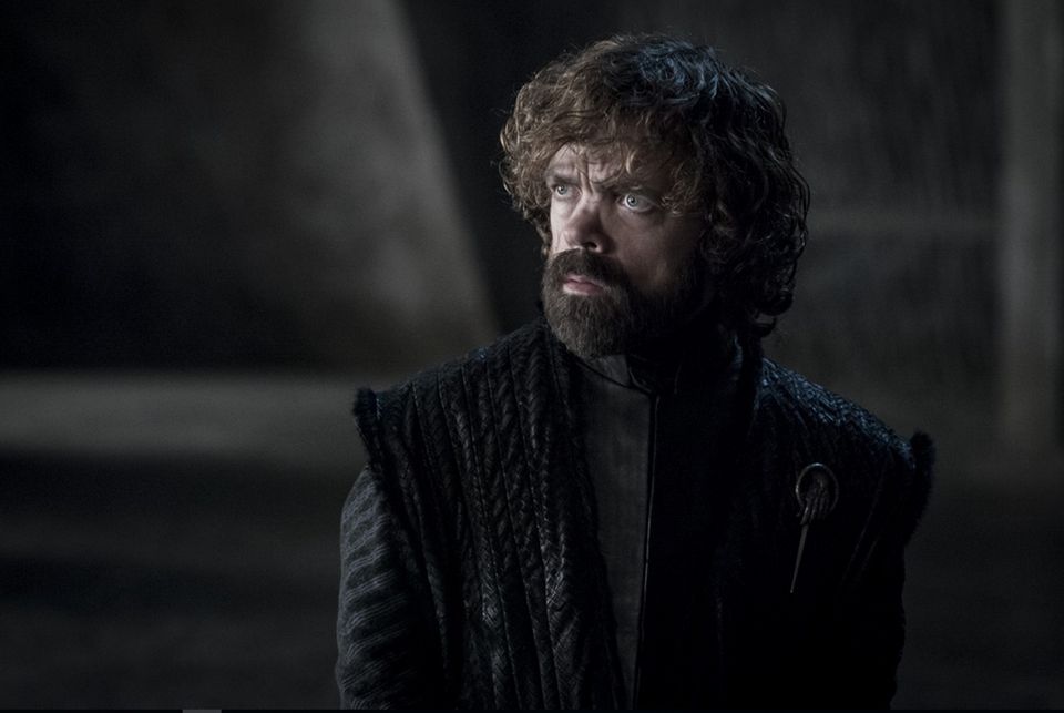 Achtung Spoiler!: Ob Tyrion von Varys Plänen wusste? Tyrion war in den letzten Staffeln der loyale Berater an Daenerys' Seite. Noch hält er ihr die Treue – aber wie lange noch? Womöglich haben die Drehbuchautoren auch noch einen letzten Twist für das Finale aufgespart. Seit Jahren halten sich Fan-Theorien, er wäre in Wirklichkeit ebenfalls ein Targaryen. Belege gibt es dafür bislang allerdings nicht.