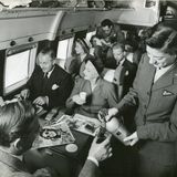 Das waren noch Zeiten: Passagiere saßen sich an einem Vierer-Tisch gegenüber und die Flugbegleiterin ging zum Füllen der Gläser mit einem Soda-Siphon durch die Reihen.