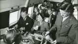 Das waren noch Zeiten: Passagiere saßen sich an einem Vierer-Tisch gegenüber und die Flugbegleiterin ging zum Füllen der Gläser mit einem Soda-Siphon durch die Reihen.