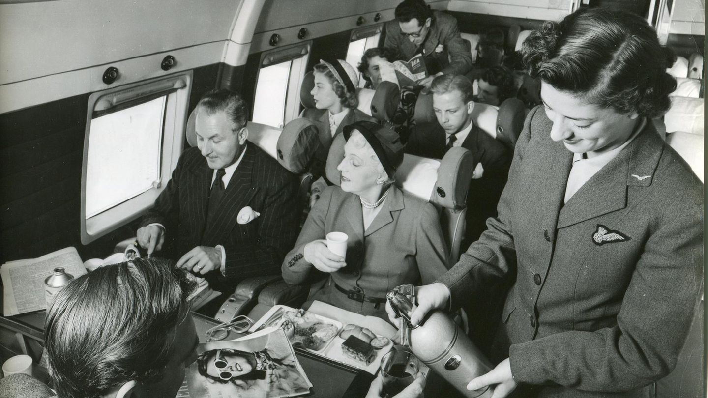 Das waren noch Zeiten: Passagiere saßen sich an einem Vierer-Tisch gegenüber und die Flugbegleiterin ging zum Füllen der Gläser mit einem Soda-Siphon durch die Reihen.