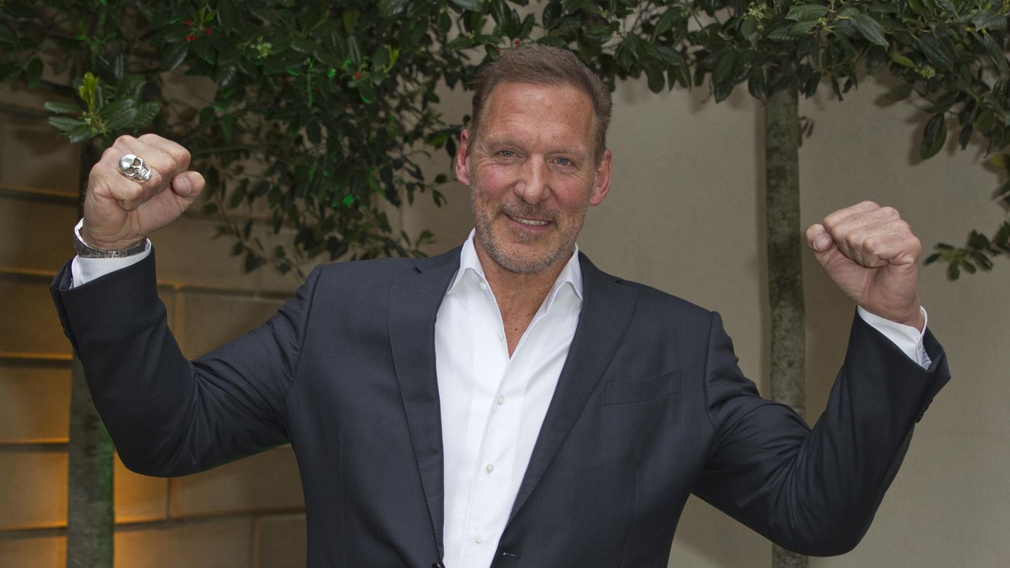 Ralf Möller posiert stolz vor der Kamera.