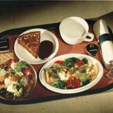 Ein typisches Menü auf dem Tablett aus der Business Class, wie es in den 1980er Jahren auf längeren Europaflügen serviert wurde.