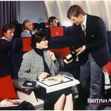Allein unter Männern: Eine Passagierin begutachtet die Champagnersorte in der Business Class auf Langstrecken in den 1990er Jahren.