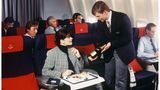 Allein unter Männern: Eine Passagierin begutachtet die Champagnersorte in der Business Class auf Langstrecken in den 1990er Jahren.