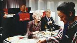 In den frühen 1980er Jahren: Auf dem Servierwagen werden die Tabletts für die Passagiere in der Business Class - Super Club genannt - zusammengestellt.
