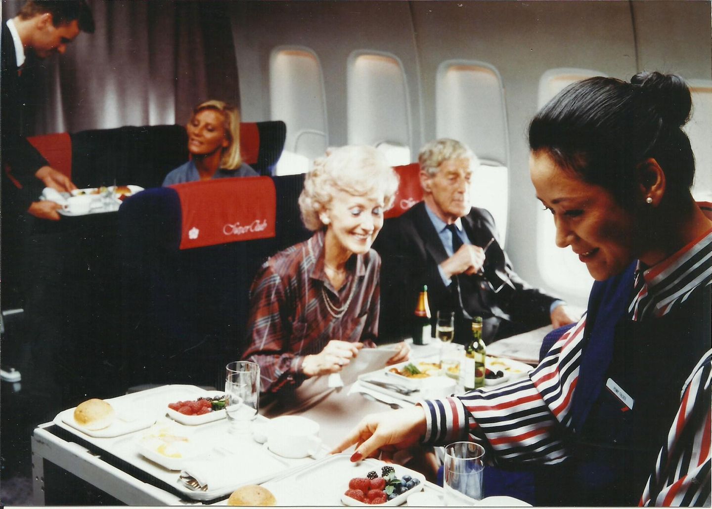 In den frühen 1980er Jahren: Auf dem Servierwagen werden die Tabletts für die Passagiere in der Business Class - Super Club genannt - zusammengestellt.