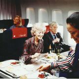 In den frühen 1980er Jahren: Auf dem Servierwagen werden die Tabletts für die Passagiere in der Business Class - Super Club genannt - zusammengestellt.