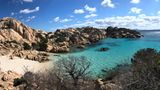 Diesen wunderschönen Strand erreicht ihr, wenn ihr eine gute Stunde auf der kleinen Insel Caprera im Nordosten von Sardinien wandern geht. Die Überfahrt mit der Fähre kostet hin und zurück um die 30 Euro für ein Auto und zwei Personen. Sie gehört zur Inselgruppe La Maddalena, die ihr bei einer Rundreise auf keinen Fall auslassen solltet. Da die kleine Bucht nicht mit dem Auto zu erreichen ist, hat man hier vor allem außerhalb der Hauptsaison seine Ruhe. 