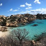 Diesen wunderschönen Strand erreicht ihr, wenn ihr eine gute Stunde auf der kleinen Insel Caprera im Nordosten von Sardinien wandern geht. Die Überfahrt mit der Fähre kostet hin und zurück um die 30 Euro für ein Auto und zwei Personen. Sie gehört zur Inselgruppe La Maddalena, die ihr bei einer Rundreise auf keinen Fall auslassen solltet. Da die kleine Bucht nicht mit dem Auto zu erreichen ist, hat man hier vor allem außerhalb der Hauptsaison seine Ruhe. 