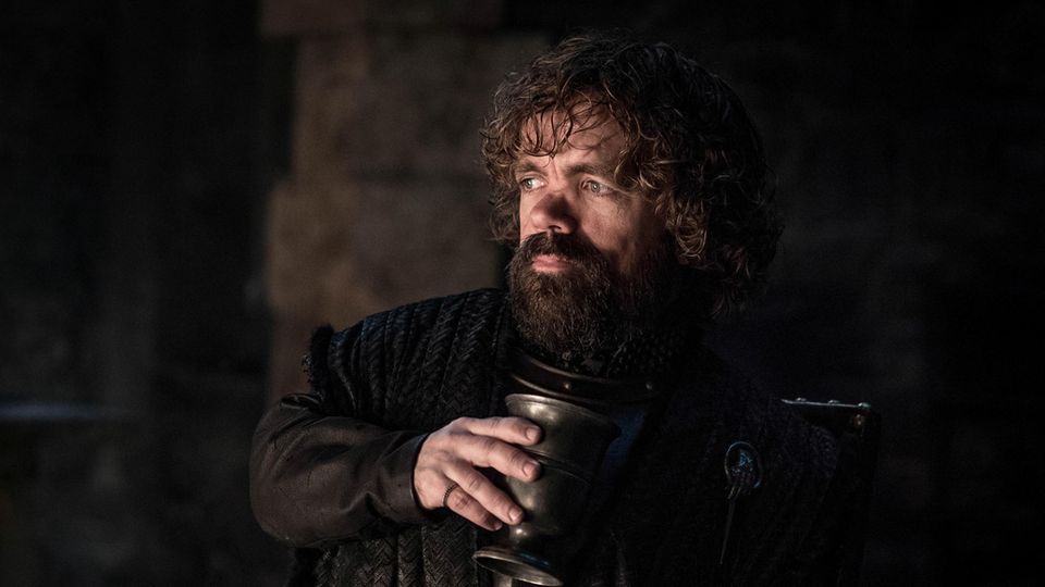 Tyrion Lennister Tyrion Lennister mit einem Kelch Wein.