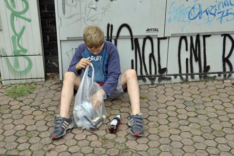 Ein Junge verdient sein Taschengeld durch das Sammeln von Pfandflaschen