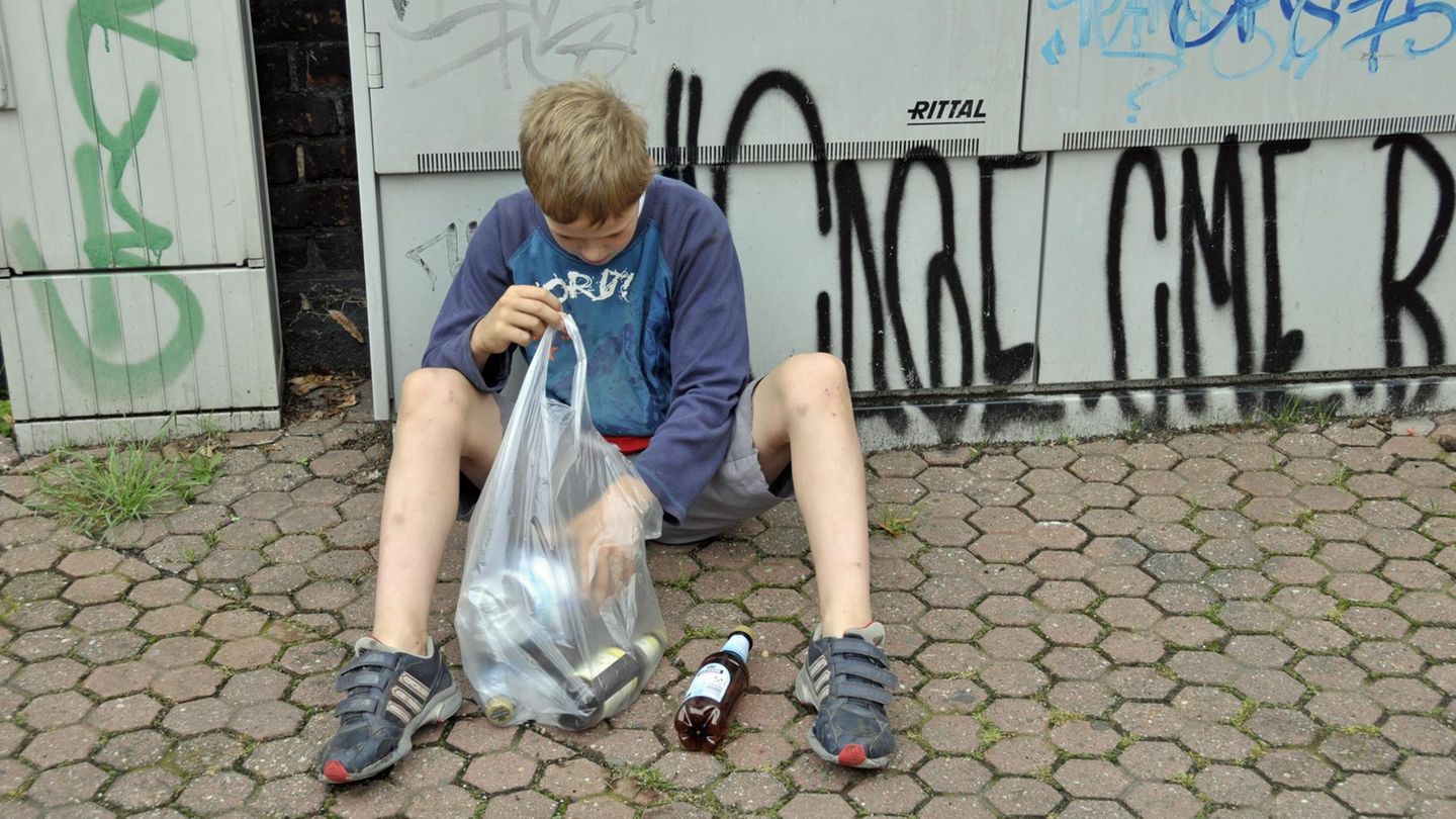 Ein Junge verdient sein Taschengeld durch das Sammeln von Pfandflaschen