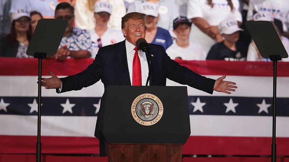 Donald Trump schürt die Angst vor Migranten an der Grenze mit Mexiko bei einer Rally in Florida.