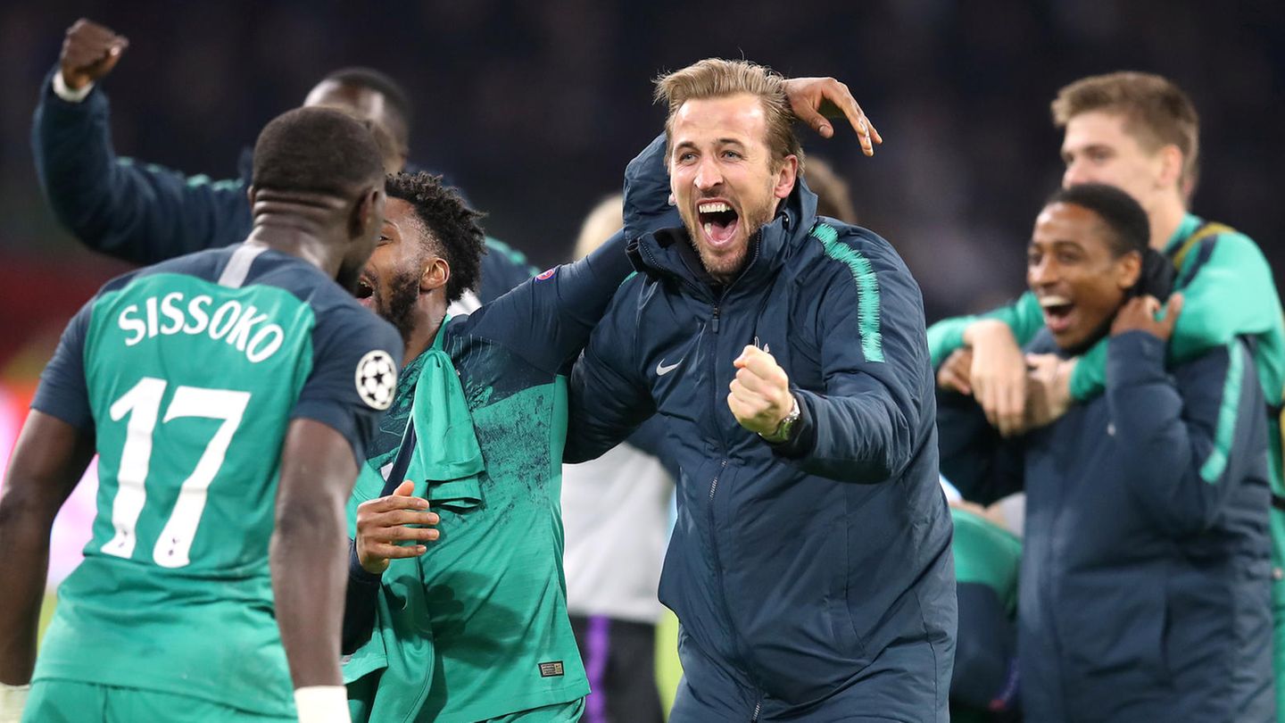 Tottenham Hotspur - Harry Kane und Kollegen feiern den sensatioellen Last-Minute-Sieg bei Ajax