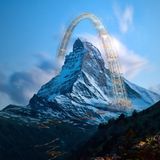 Lobende Erwähnung: Romain Josue, Corentin Fraisse, Frankreich  In den letzten zwanzig Jahren hat sich durch die Klimaerwärmung die Permafrostgrenze in den Alpen immer weiter nach oben verschoben und zu mächtigen Erdrutschen geführt. Das Matterhorn an der schweizerisch-italienischen Grenze ist ein Symbol für diese Veränderungen. Der "Arch" soll die Grenze zwischen der Schweiz und Italien überschreiten, steht Besuchern offen und soll "die Einheit zwischen Mensch und Natur wiederentdecken", sagen die Macher.