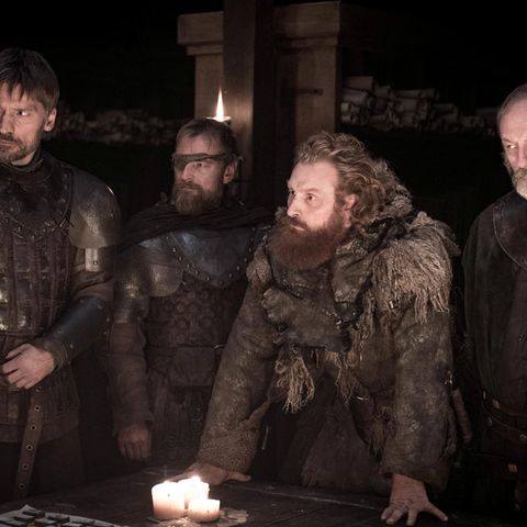 Jaime Lennister, Beric Dondarrion, Tormund Riesentod und Davos Seewert stehen nebeneinander an einem Tisch