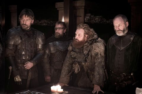 Jaime Lennister, Beric Dondarrion, Tormund Riesentod und Davos Seewert stehen nebeneinander an einem Tisch