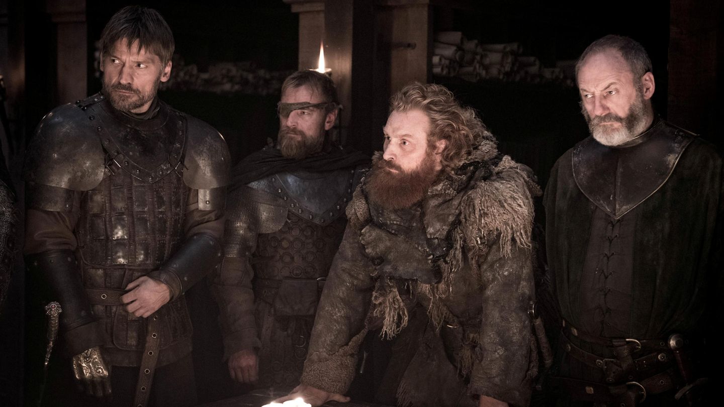 Jaime Lennister, Beric Dondarrion, Tormund Riesentod und Davos Seewert stehen nebeneinander an einem Tisch
