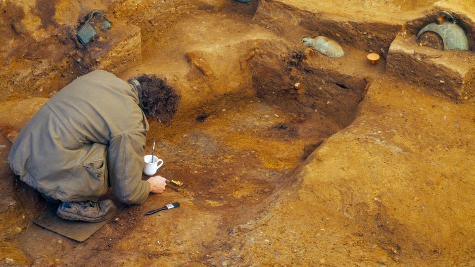 Forscher untersuchen die menschlichen Überreste, die in der königlichen Grabstätte entdeckt wurden.