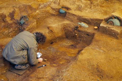 Forscher untersuchen die menschlichen Überreste, die in der königlichen Grabstätte entdeckt wurden.